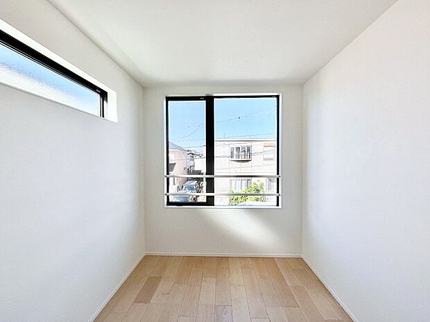 ～Bed Room～　バルコニーからの採光で朝もスッキリ目が覚めそうですね！穏やかな光が差し込む室内には、穏やかな時間が流れます。休日には、落ち着いた空間で自分の趣味を楽しむのはいかがですか。