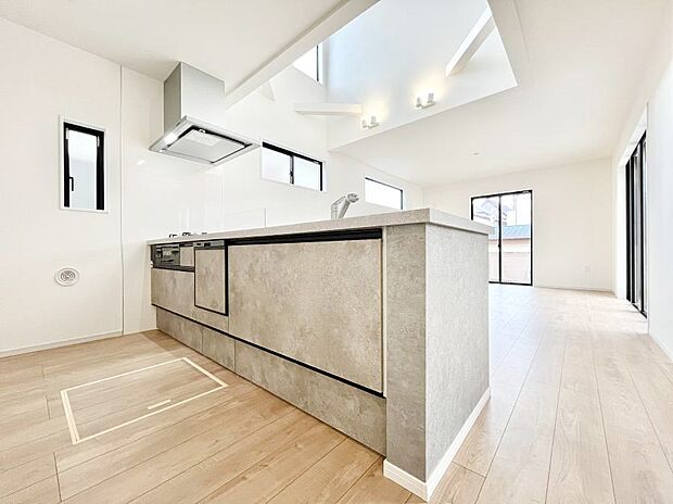 ～Kitchen～  リビングが見渡せるカウンターキッチン。  料理をしながら家族とコミュニケーションをとれるだけでなく、大きな開放感も得ることができます。  お子様の成長も感じることができますね！