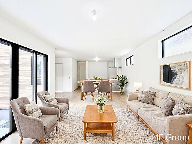 ～Living～　家族の会話や笑顔が行き交うリビングです。大きなソファやダイニングテーブルでゆったり食事をしたりくつろぎたい♪そんな夢が叶えられる空間です！※家具はCGです