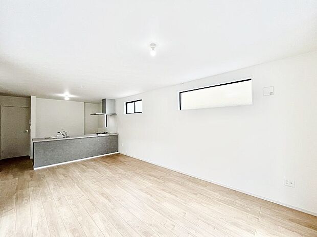 ～Living～　飽きの来ないシンプルでおしゃれなLDK。大きな窓から日差しが差し込むので室内も明るく、家族の憩いの場としてピッタリです。開放感と日当たりの良さを是非ご覧ください！