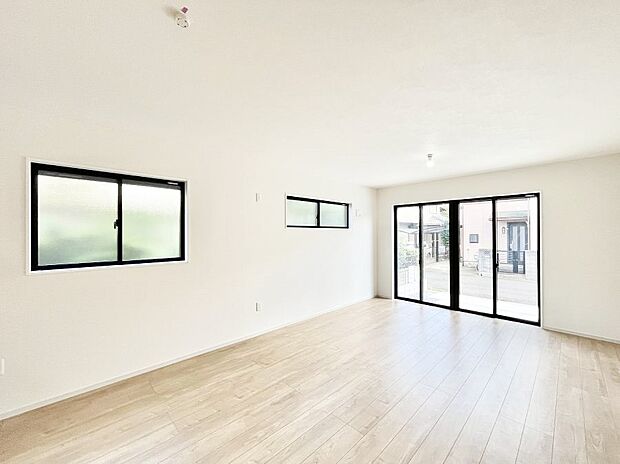 ◆１号棟◆～Living～　飽きの来ないシンプルでおしゃれなLDK。大きな窓から日差しが差し込むので室内も明るく、家族の憩いの場としてピッタリです。開放感と日当たりの良さを是非ご覧ください！