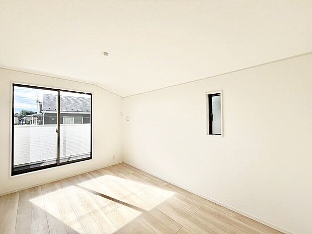 ◆１号棟◆～Bed Room～  「今日も一日お疲れ様」とご夫婦でゆったりくつろげる寝室。  毎日の家事やお仕事に疲れた日はフカフカのベットで癒されてください。テレビや本棚をおいても快適な広さが自慢♪