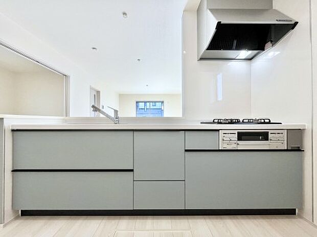 ◆1号棟◆~Kitchen~ 広くて使いやすいキッチンなら家族でいっしょに料理をつくったり、後片付けも手間なくできちゃいます♪収納もたっぷりあるので、いつもすっきりと清潔な印象を保てます。
