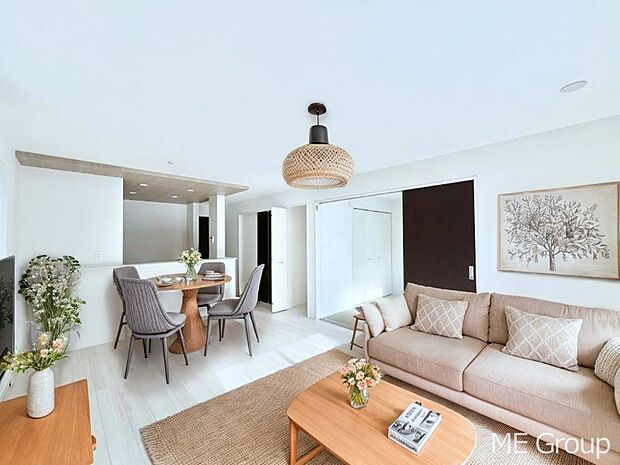 ◆１号棟◆～Living～　家族の食事や団らんのほか、子どもを遊ばせたり、友人を招いたりするLDKは住まいの中心。長時間過ごす場所だから、その空間は住まい全体の居心地を左右します。  ※家具はCGです