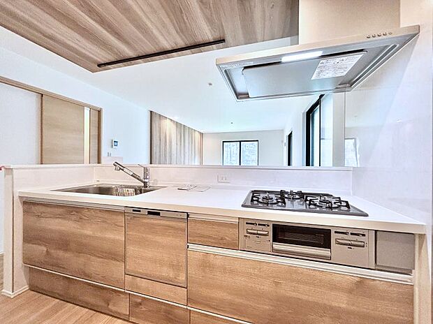 ◆1号棟◆~Kitchen~ 会話が弾むリビング、料理が愉しくなるキッチン。家は、ただ生活する場ではなく、暮らしを愉しく、快適にする場所。笑顔の毎日、安らぎの日々のために、最新の設備・仕様を採用。