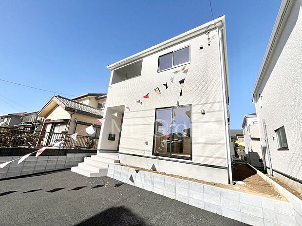 ◆1号棟◆~Exterior~ 堂々たる趣ながら、主張し過ぎずどこか余裕を感じさせるシャープなフォルムで佇む邸宅は、晴天の空と照らし合わせる事で、本来あるべき完成形の姿を見せてくれます。