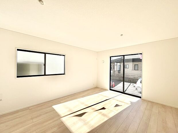 ◆1号棟◆~Living~ 飽きの来ないシンプルでおしゃれなLDK。大きな窓から日差しが差し込むので室内も明るく、家族の憩いの場としてピッタリです。開放感と日当たりの良さを是非ご覧ください!