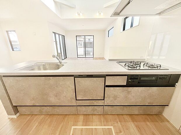 ～Kitchen～　会話が弾むリビング、料理が愉しくなるキッチン。家は、ただ生活する場ではなく、暮らしを愉しく、快適にする場所。笑顔の毎日、安らぎの日々のために、最新の設備・仕様を採用。