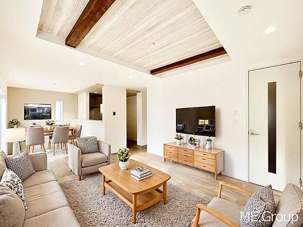 ~Living~ 家族の会話や笑顔が行き交うリビングです。子供が走ってる姿を見ながら、大きなソファやダイニングテーブルでゆったり食事をしたりくつろぎたい♪そんな夢が叶えられる空間です!※家具はCGです