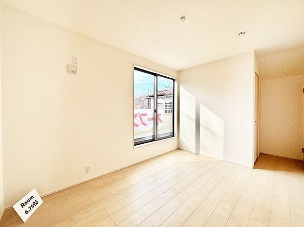 ～Bed Room～  全居室には収納クローゼットを完備！普段使いのお洋服や小物はもちろん、季節物のお洋服などもしっかりと整理整頓おしまい頂けます。  居室空間を広く使用できますね。