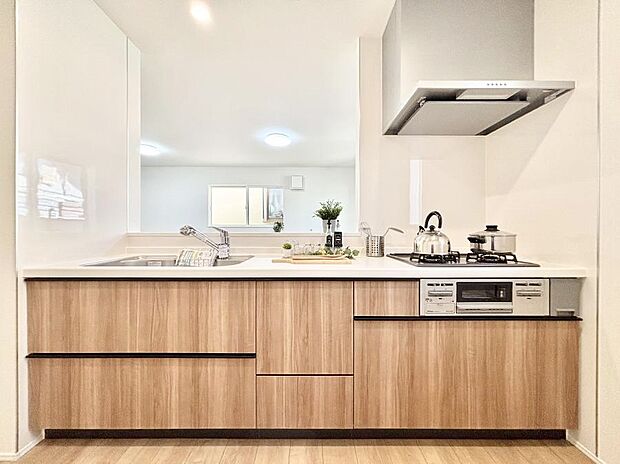 ～Kitchen～　広くて使いやすいキッチンなら家族でいっしょに料理をつくったり、後片付けも手間なくできちゃいます♪収納もたっぷりあるので、いつもすっきりと清潔な印象を保てます。