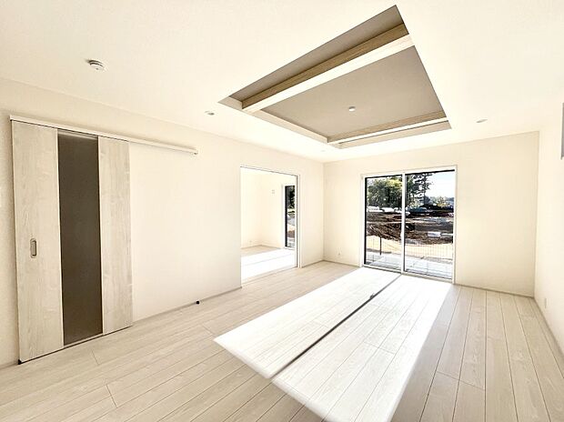 ◆1号棟◆~Living~ 飽きの来ないシンプルでおしゃれなLDK。大きな窓から日差しが差し込むので室内も明るく、家族の憩いの場としてピッタリです。開放感と日当たりの良さを是非ご覧ください!