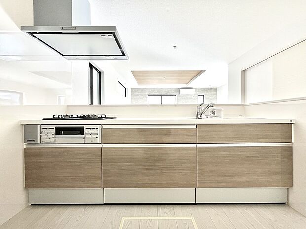 ～Kitchen～　広くて使いやすいキッチンなら家族でいっしょに料理をつくったり、後片付けも手間なくできちゃいます♪収納もたっぷりあるので、いつもすっきりと清潔な印象を保てます。