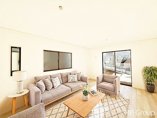 ◆1号棟◆～Living～　家族の会話や笑顔が行き交うリビングです。大きなソファやダイニングテーブルでゆったり食事をしたりくつろぎたい♪そんな夢が叶えられる空間です！※家具はCGです