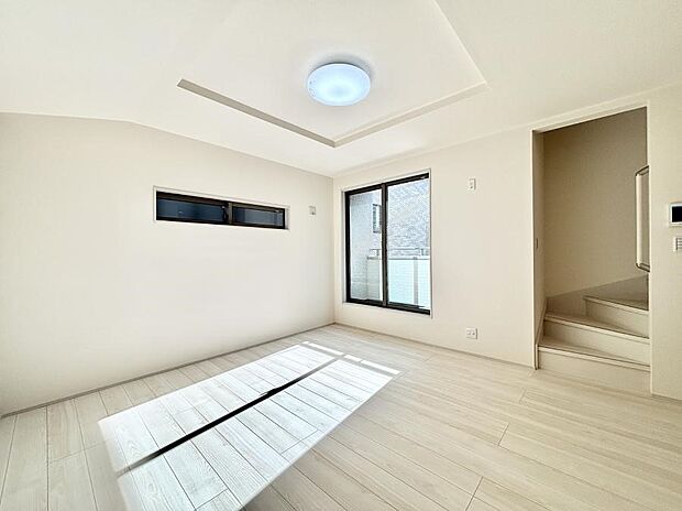 ～Living～　飽きの来ないシンプルでおしゃれなLDK。大きな窓から日差しが差し込むので室内も明るく、家族の憩いの場としてピッタリです。開放感と日当たりの良さを是非ご覧ください！