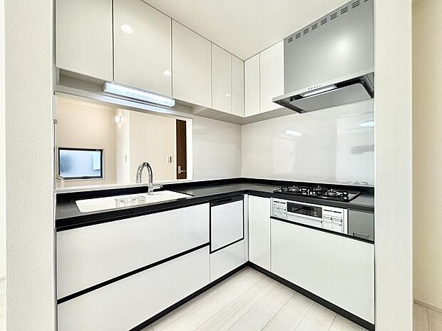 ～Kitchen～　動線が短く、手早く作業できるＬ型キッチン。コーナーにスパイス類を置いてスッキリと♪ゆったりとしたキッチンコーナーは質感豊かな仕上がりとなっております。  