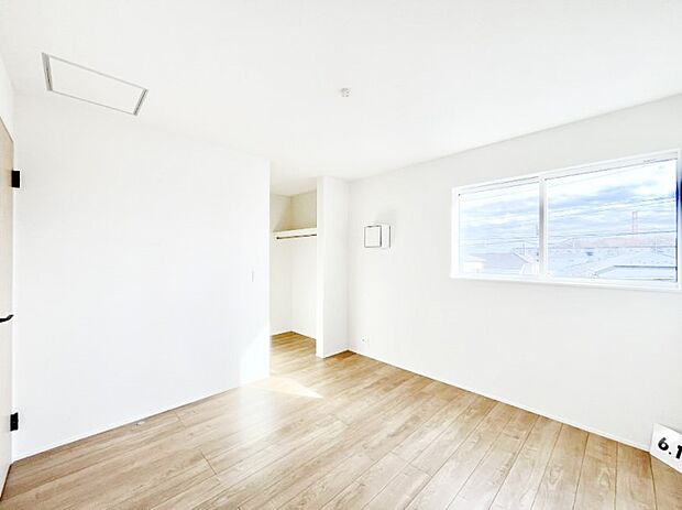 ～Bed Room～「今日も一日お疲れ様」とご夫婦でゆったりくつろげる寝室。毎日の家事やお仕事に疲れた日はフカフカのベットで癒されてください。テレビや本棚をおいても快適な広さが自慢♪