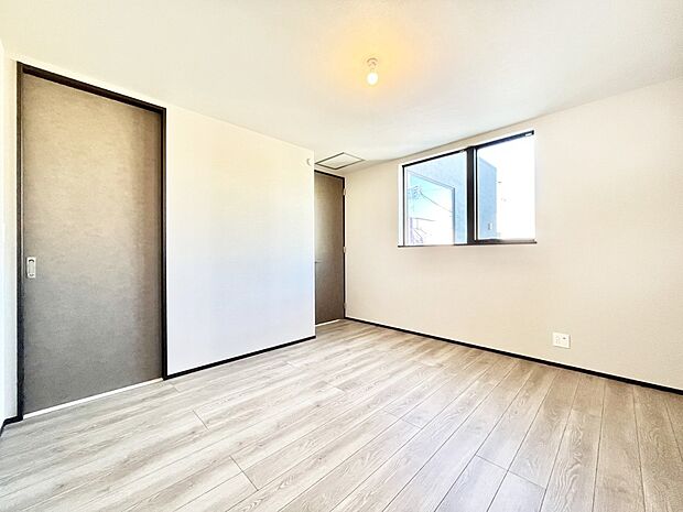 ～Bed Room～　木の温もりがやさしいフローリングは安らぎをもたらすプライベート空間。明るめのフローリングですので、壁紙ともマッチし、お部屋を更に広く見せてくれる効果も。