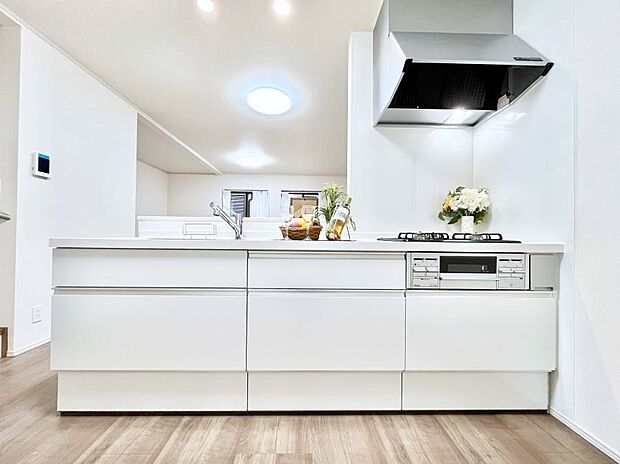 ◆A号棟◆～Kitchen～　広くて使いやすいキッチンなら家族でいっしょに料理をつくったり、後片付けも手間なくできちゃいます♪収納もたっぷりあるので、いつもすっきりと清潔な印象を保てます。