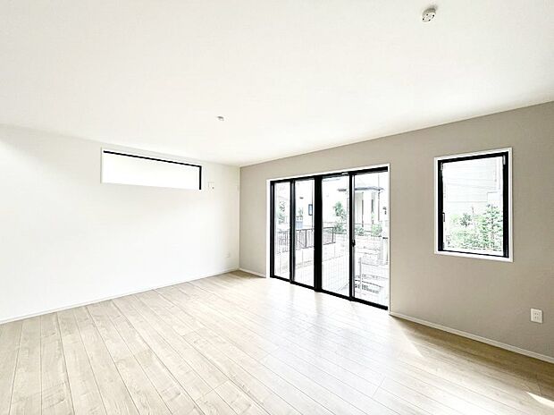 ～Living～　家族の食事や団らんのほか、子どもを遊ばせたり、友人を招いたりするLDKは住まいの中心。長時間過ごす場所だから、その空間は住まい全体の居心地を左右します。