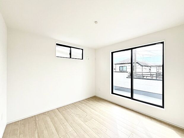～Bed Room～　2面採光を確保した明るい室内は、風通しも良く、大変居心地の良い空間となっております。爽やかな風を感じて起きる朝は、快適生活の始まりに！日当たりや通風がとても良い住まい♪