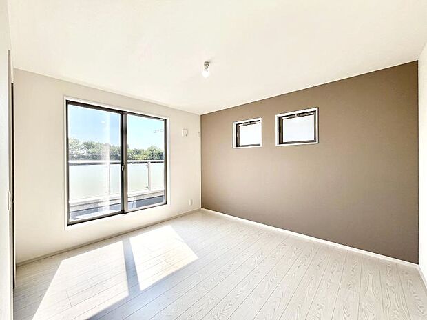 ～Bed Room～  「今日も一日お疲れ様」とご夫婦でゆったりくつろげる寝室。  毎日の家事やお仕事に疲れた日はフカフカのベットで癒されてください。テレビや本棚をおいても快適な広さが自慢♪