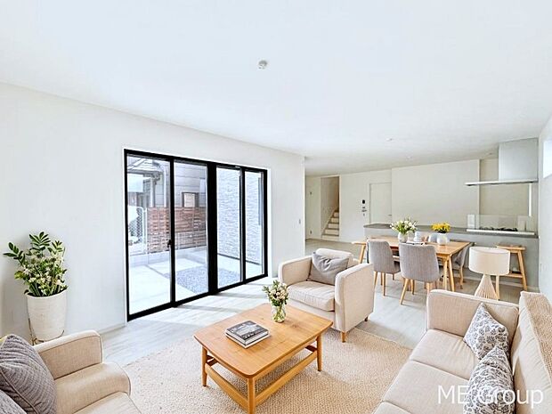 ～Living～　家族の会話や笑顔が行き交うリビングです。子供が走ってる姿を見ながら、大きなソファやダイニングテーブルでゆったり食事をしたりくつろぎたい♪そんな夢が叶えられる空間です！※家具はCGです