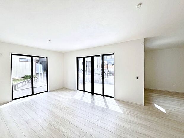 ～Living～　飽きの来ないシンプルでおしゃれなLDK。大きな窓から日差しが差し込むので室内も明るく、家族の憩いの場としてピッタリです。開放感と日当たりの良さを是非ご覧ください！