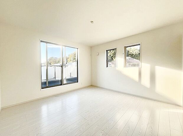 ～Bed Room～　2面採光を確保した明るい室内は、風通しも良く、大変居心地の良い空間となっております。爽やかな風を感じて起きる朝は、快適生活の始まりに！日当たりや通風がとても良い住まい♪