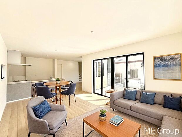 ご家族の賑やかな話し声で包まれる明るいリビング  ※家具はCGです