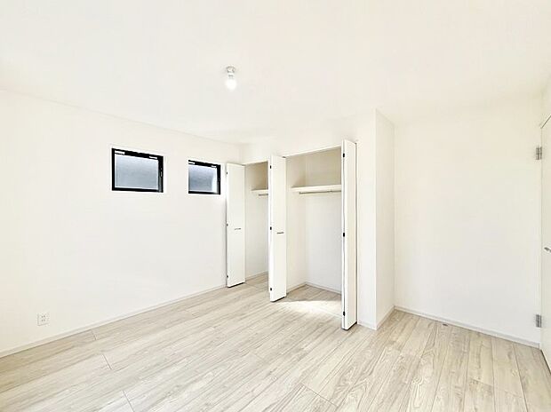 ～Bed Room～　部屋数が多いのが戸建てのメリットです。ご家族が増えたことで手狭に感じていた住まいも戸建てでは各居室プライバシーを保つことができます。住まいにゆとりが生まれ心もリラックスできます♪