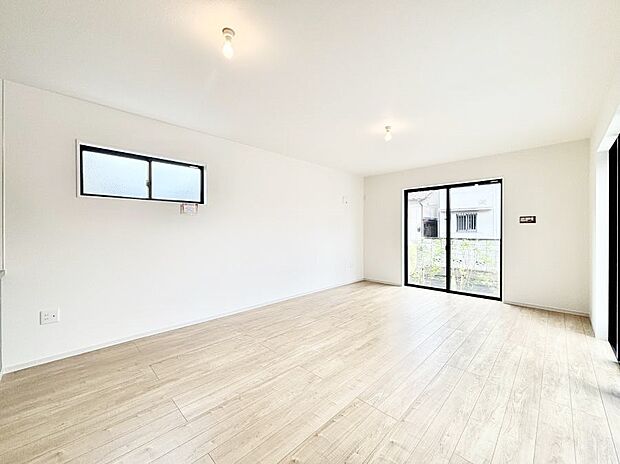 ～Living～  豊かな陽光がこの場所を照らしだす。  光溢れるこの空間はみんなの笑顔が集う場所、時を忘れ、つきることのないたわいもない会話を楽しむ時間、たくさんの思いが綴られる場所。