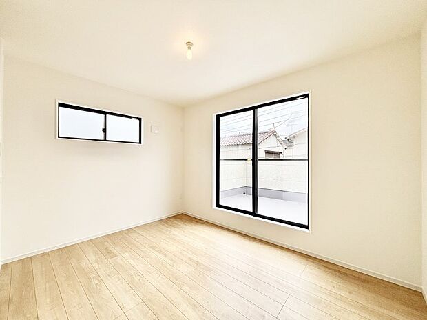 ～Bed Room～　2面採光を確保した明るい室内は、風通しも良く、大変居心地の良い空間となっております。爽やかな風を感じて起きる朝は、快適生活の始まりに！日当たりや通風がとても良い住まい♪