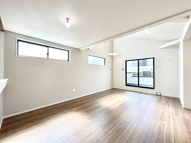 大きな窓からたっぷりの陽光と風を感じられるリビング