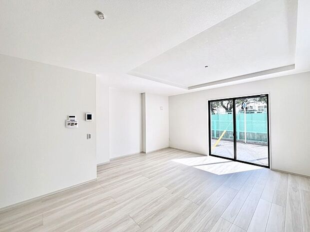 ～Living～  豊かな陽光がこの場所を照らしだす。  光溢れるこの空間はみんなの笑顔が集う場所、時を忘れ、つきることのないたわいもない会話を楽しむ時間、たくさんの思いが綴られる場所。