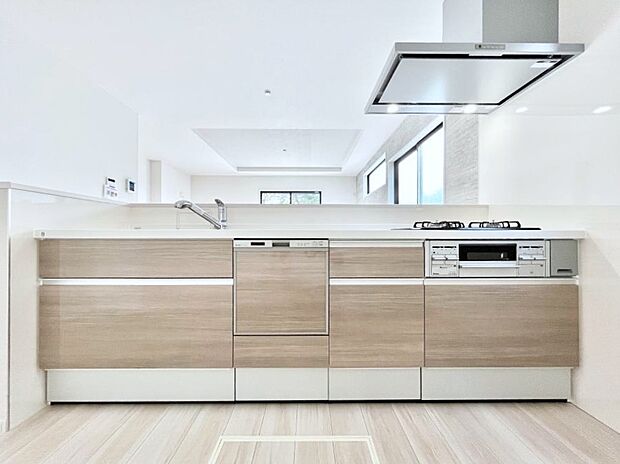 ～Kitchen～　広くて使いやすいキッチンなら家族でいっしょに料理をつくったり、後片付けも手間なくできちゃいます♪収納もたっぷりあるので、いつもすっきりと清潔な印象を保てます。