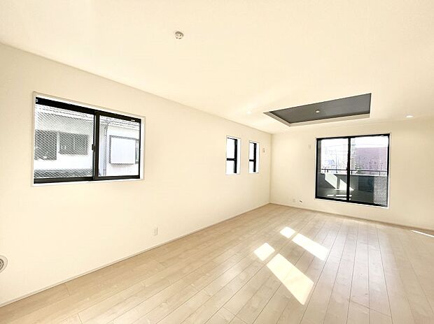 ～Living～　飽きの来ないシンプルでおしゃれなLDK。大きな窓から日差しが差し込むので室内も明るく、家族の憩いの場としてピッタリです。開放感と日当たりの良さを是非ご覧ください！