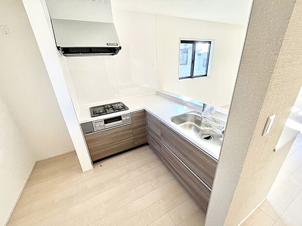 ～Kitchen～　広くて使いやすいキッチンなら家族でいっしょに料理をつくったり、後片付けも手間なくできちゃいます♪収納もたっぷりあるので、いつもすっきりと清潔な印象を保てます。