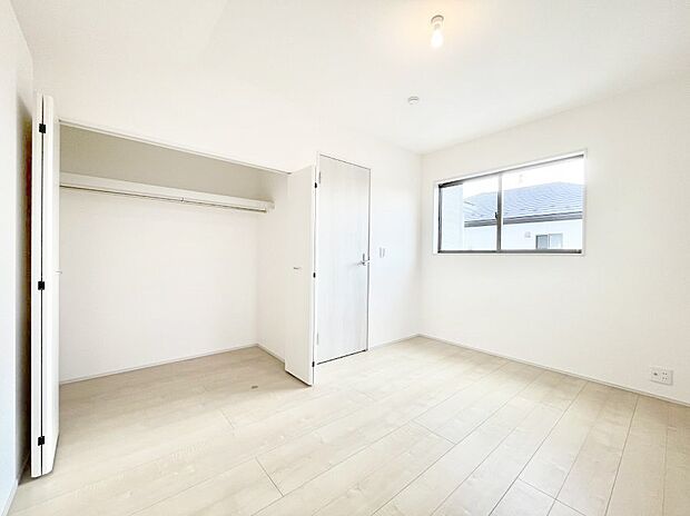 ～Bed Room～　木の温もりがやさしいフローリングは安らぎをもたらすプライベート空間。明るめのフローリングですので、壁紙ともマッチし、お部屋を更に広く見せてくれる効果も。