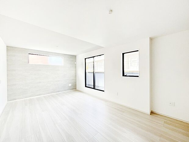 明るい陽光が注ぎ、寛ぎの雰囲気に満たされるリビングダイニング