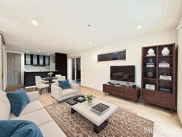 ～Living～　家族の会話や笑顔が行き交うリビングです。子供が走ってる姿を見ながら、大きなソファやダイニングテーブルでゆったり食事をしたりくつろぎたい♪そんな夢が叶えられる空間です！※家具はCGです