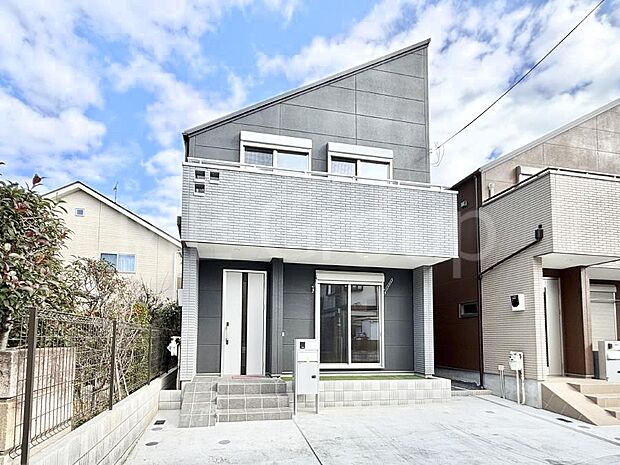 ～Exterior～　堂々たる趣ながら、主張し過ぎずどこか余裕を感じさせるシャープなフォルムで佇む邸宅は、晴天の空と照らし合わせる事で、本来あるべき完成形の姿を見せてくれます。