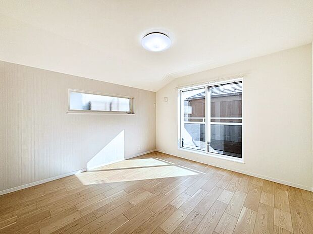 ～Bed Room～　2面採光を確保した明るい室内は、風通しも良く、大変居心地の良い空間となっております。爽やかな風を感じて起きる朝は、快適生活の始まりに！日当たりや通風がとても良い住まい♪