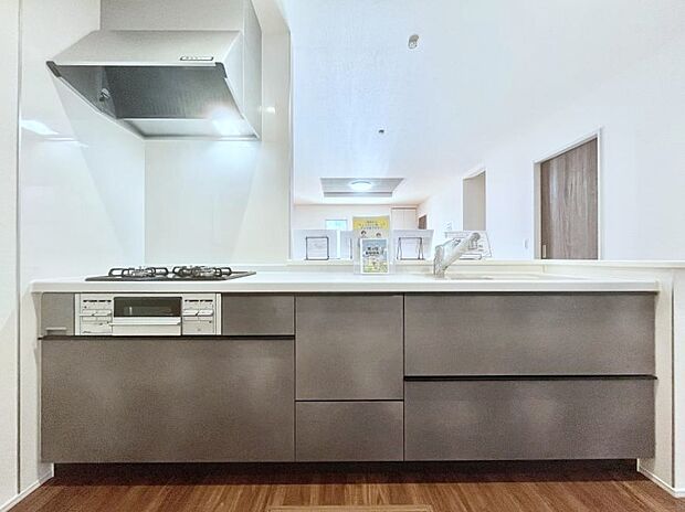 ～Kitchen～　会話が弾むリビング、料理が愉しくなるキッチン。家は、ただ生活する場ではなく、暮らしを愉しく、快適にする場所。笑顔の毎日、安らぎの日々のために、最新の設備・仕様を採用。