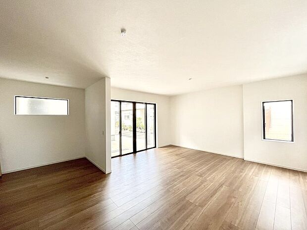 ◆１号棟◆～Living～　飽きの来ないシンプルでおしゃれなLDK。大きな窓から日差しが差し込むので室内も明るく、家族の憩いの場としてピッタリです。開放感と日当たりの良さを是非ご覧ください！