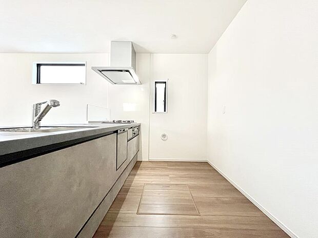 ◆１号棟◆～Kitchen～　自然光が入る窓のあるキッチン☆毎日使う場所だからこそ、使い勝手を考慮しました。ゆったりとしたキッチンコーナーは質感豊かな仕上がりとなっております。