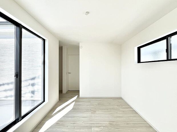 ◆２号棟◆～Bed Room～  「今日も一日お疲れ様」とご夫婦でゆったりくつろげる寝室。  毎日の家事やお仕事に疲れた日はフカフカのベットで癒されてください。テレビや本棚をおいても快適な広さが自慢♪