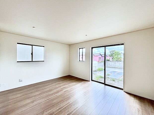 ◆B号棟◆～Living～  豊かな陽光がこの場所を照らしだす。  光溢れるこの空間はみんなの笑顔が集う場所、時を忘れ、つきることのないたわいもない会話を楽しむ時間、たくさんの思いが綴られる場所。