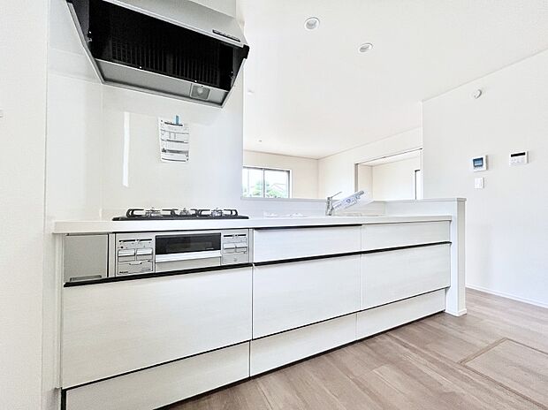 ◆B号棟◆～Kitchen～　会話が弾むリビング、料理が愉しくなるキッチン。家は、ただ生活する場ではなく、暮らしを愉しく、快適にする場所。笑顔の毎日、安らぎの日々のために、最新の設備・仕様を採用。