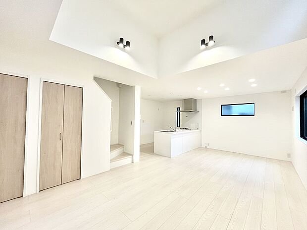 ◆1号棟◆～Living～　リビングに階段のある間取りです♪家族のコミュニケーションがスムーズに取れますね♪ゆとりある暮らしと心地よい住環境が紡ぐ贅沢な時間をご家族みんなでお過ごし下さい。